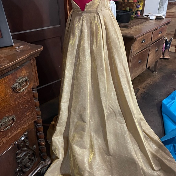 Beautiful Prom Dress Size 6! Worn once! - Picture 7 of 7